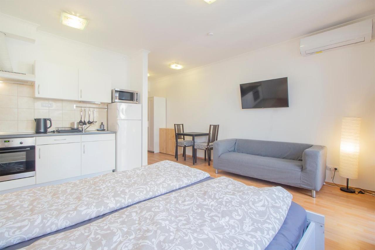 Appartamento Corvin Modern Studio With Ac, Parking Budapest Esterno foto