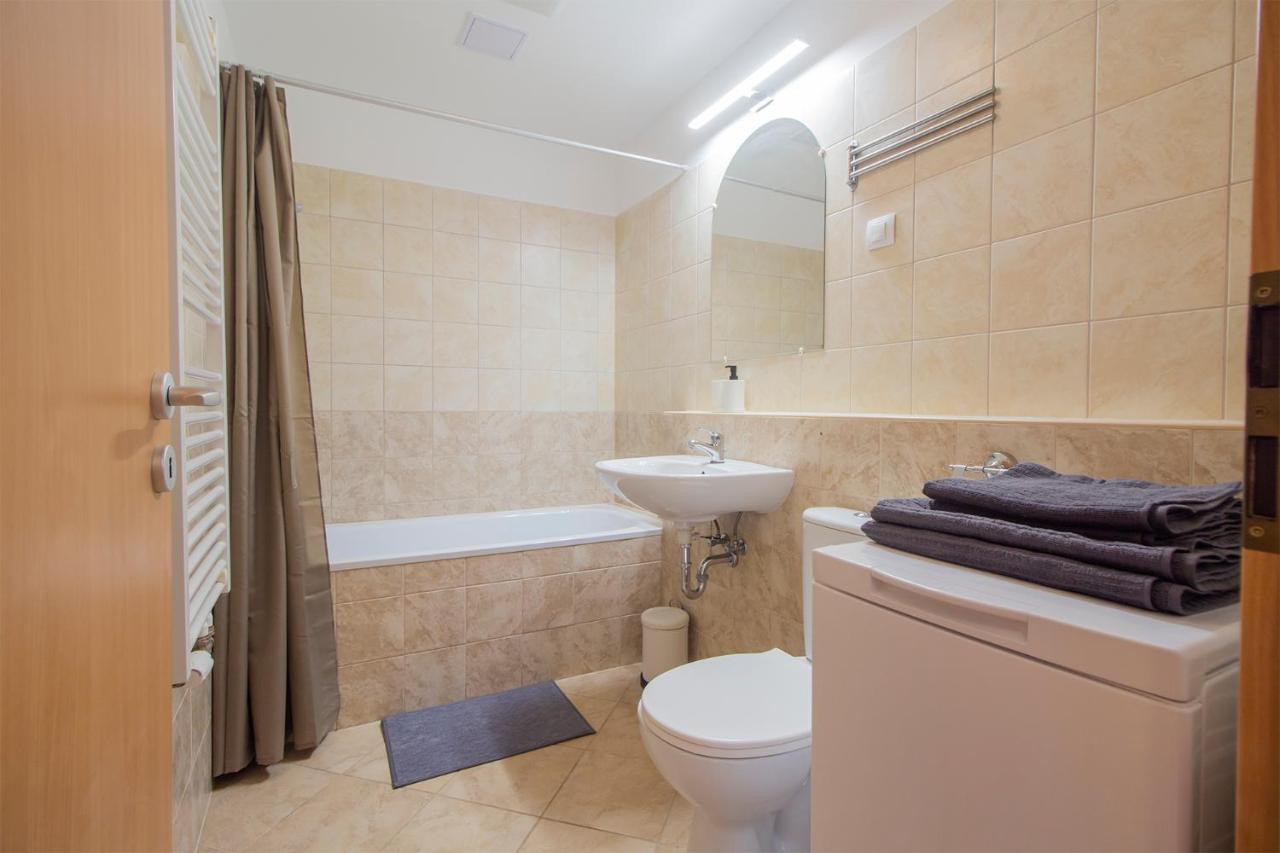 Appartamento Corvin Modern Studio With Ac, Parking Budapest Esterno foto